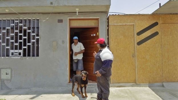 Willy en la puerta de la casa con su amigo y el perro de este