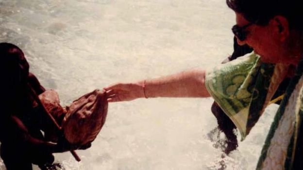 TN Pandit junto con un sentinelés.