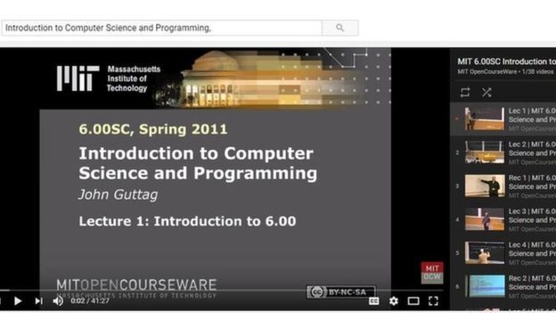 Una mujer con audífonos en el metro