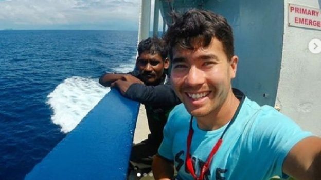 John Allen Chau con un pescador local.