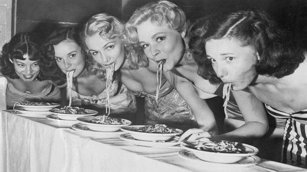 "Mukbang", el negocio de los "youtubers" que comen sin parar frente a la cámara