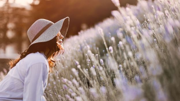 Chica con sombrero en el campo.
