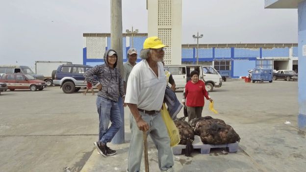 Hombre mayor cojeando