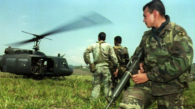 PolicÃas y un helicóptero en las afueras de MedellÃn.