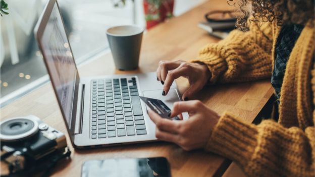 Mujer hace compras en internet.