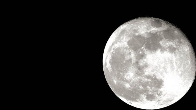 Imagen de una luna llena.