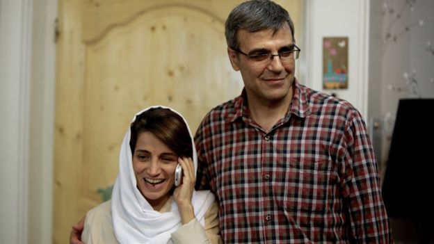 Nasrin Sotoudeh hablando por teléfono, hablando al lado de su esposo, Reza Khandan, en 2013.