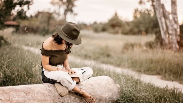 Chica en el campo.