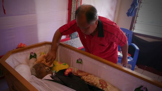 Quiénes son los torajas, que cuidan y limpian a los seres queridos muertos como si estuvieran vivos