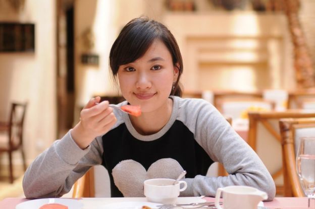 "Mukbang", el negocio de los "youtubers" que comen sin parar frente a la cámara