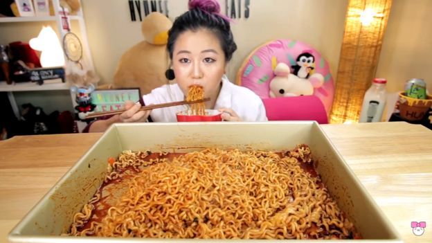 "Mukbang", el negocio de los "youtubers" que comen sin parar frente a la cámara