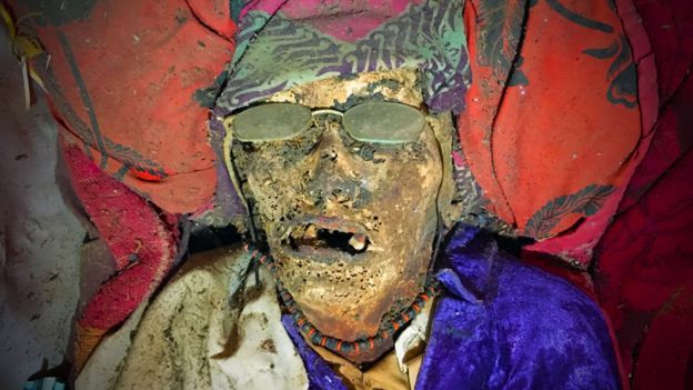 Quiénes son los torajas, que cuidan y limpian a los seres queridos muertos como si estuvieran vivos