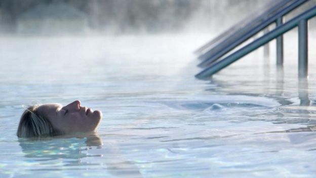 Una persona en unas aguas termales