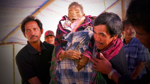 Quiénes son los torajas, que cuidan y limpian a los seres queridos muertos como si estuvieran vivos