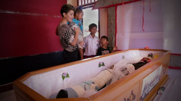 Quiénes son los torajas, que cuidan y limpian a los seres queridos muertos como si estuvieran vivos