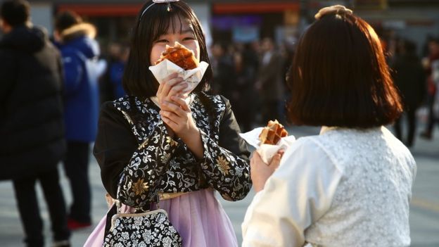 "Mukbang", el negocio de los "youtubers" que comen sin parar frente a la cámara