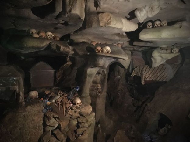 Quiénes son los torajas, que cuidan y limpian a los seres queridos muertos como si estuvieran vivos