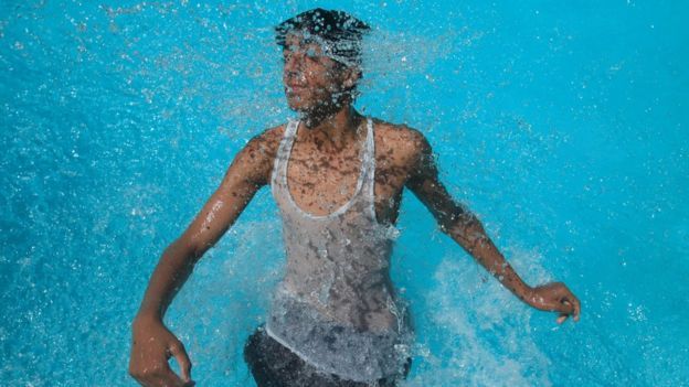 Un hombre en una piscina