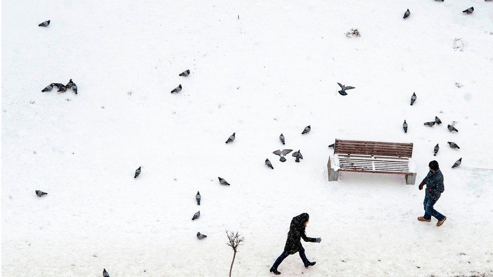 Calles tapadas por la nieve en Pristina, Kosovo.