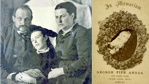 Imagen de una familia con una mujer muerta.