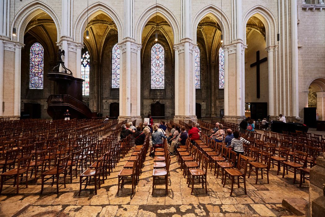 Visitantes observan el techo de la catedral restaurado. Credit Roberto Frankenberg para The New York Times