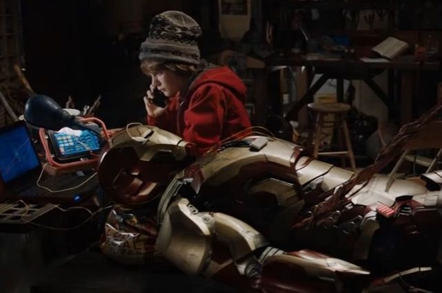 ¿Quién es el chico que sale en el funeral de Iron Man ?