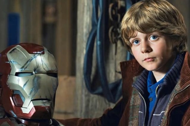 ¿Quién es el chico que sale en el funeral de Iron Man ?