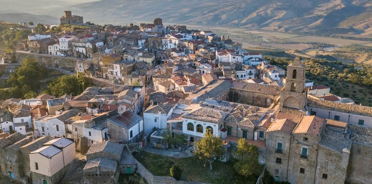 Para participar, los concursantes deben ser mayores de edad, tener buen nivel inglés y demostrar compromiso con el proyecto.