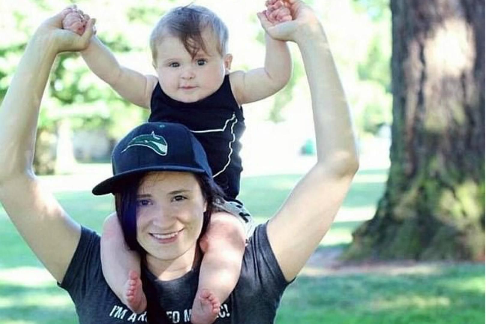 Danielle junto a Zoe, pocos meses despuÃ©s de su nacimiento.