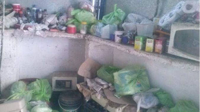 Bolsas de basura, cajas viejas y hasta una pequeña caja fuerte, en uno de los rincones de la vivienda.
