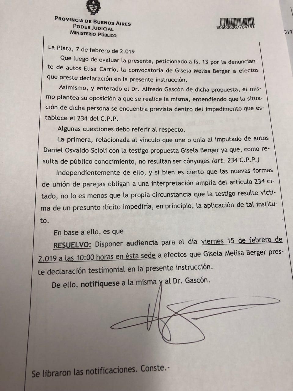 La citación para Gisela Berger.