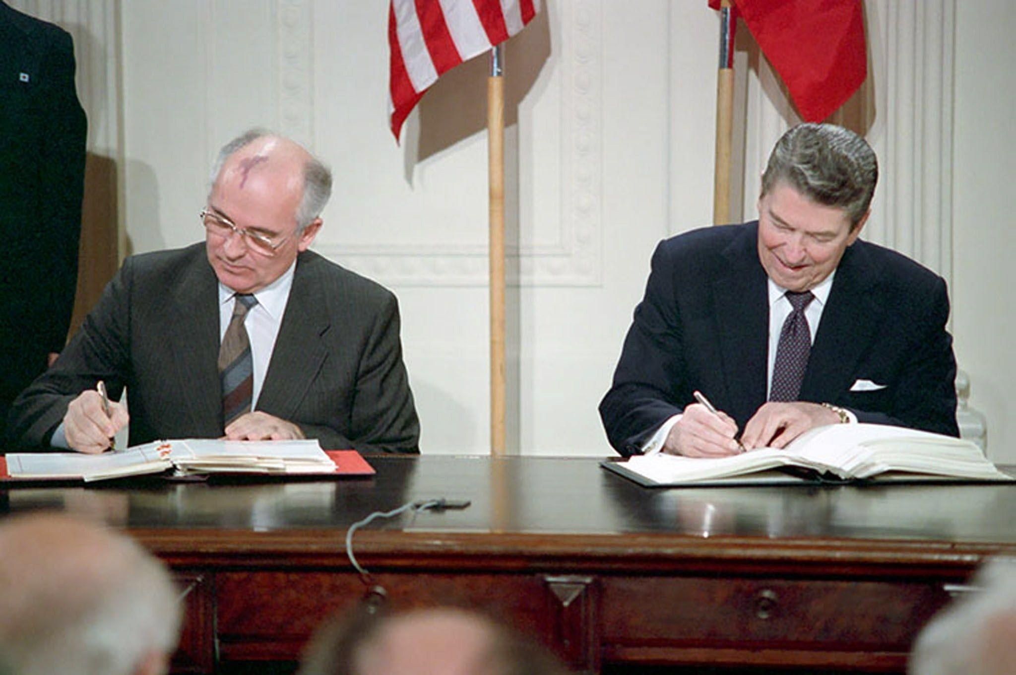 FotografÃa que muestra al entonces presidente de Estados Unidos, Ronald Reagan, y al entonces lÃder de la Unión Soviética, MijaÃl Gorbachov), durante la firma del tratado de reducción de misiles nucleares de corto y medio alcance (INF) en la Casa Blanca el 8 de diciembre de 1987. (EFE)