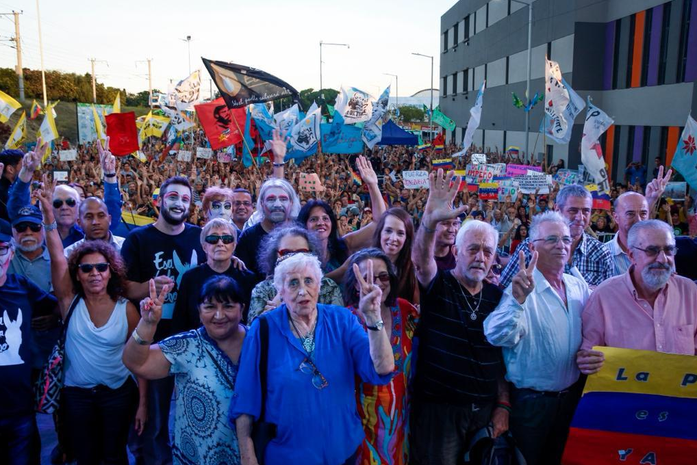 Las diferentes personalidades que participaron del evento. Foto: SecretarÃ­a de Cultura de Avellaneda. 
