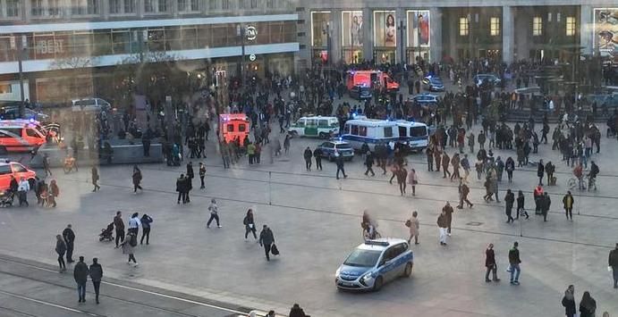 El enfrentamiento en Alexanderplatz, en BerlÃn, terminó con nueve detenidos (Imagen: DPA / M. Wendel).