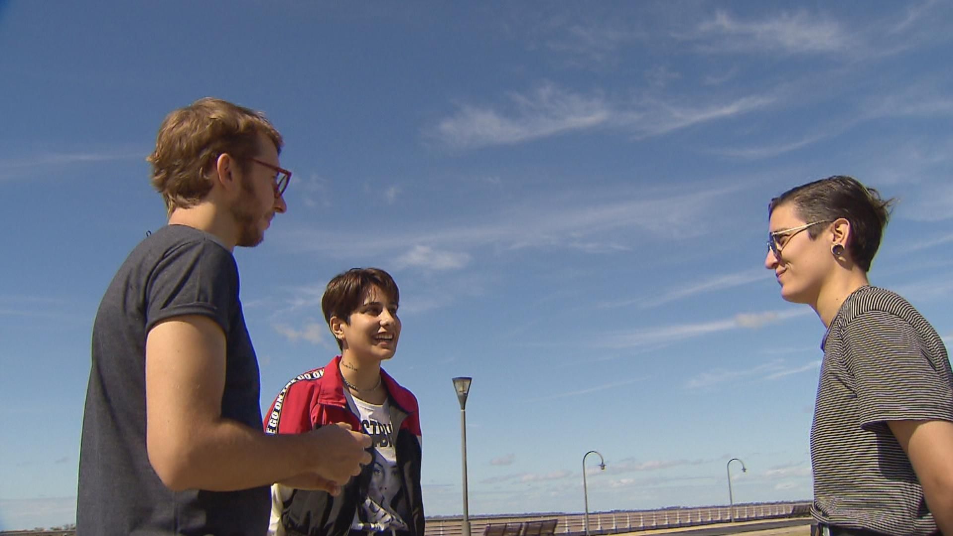 Vi y Camile, se perciben como no binaries: ni hombres, ni mujeres. Foto: Telenoche