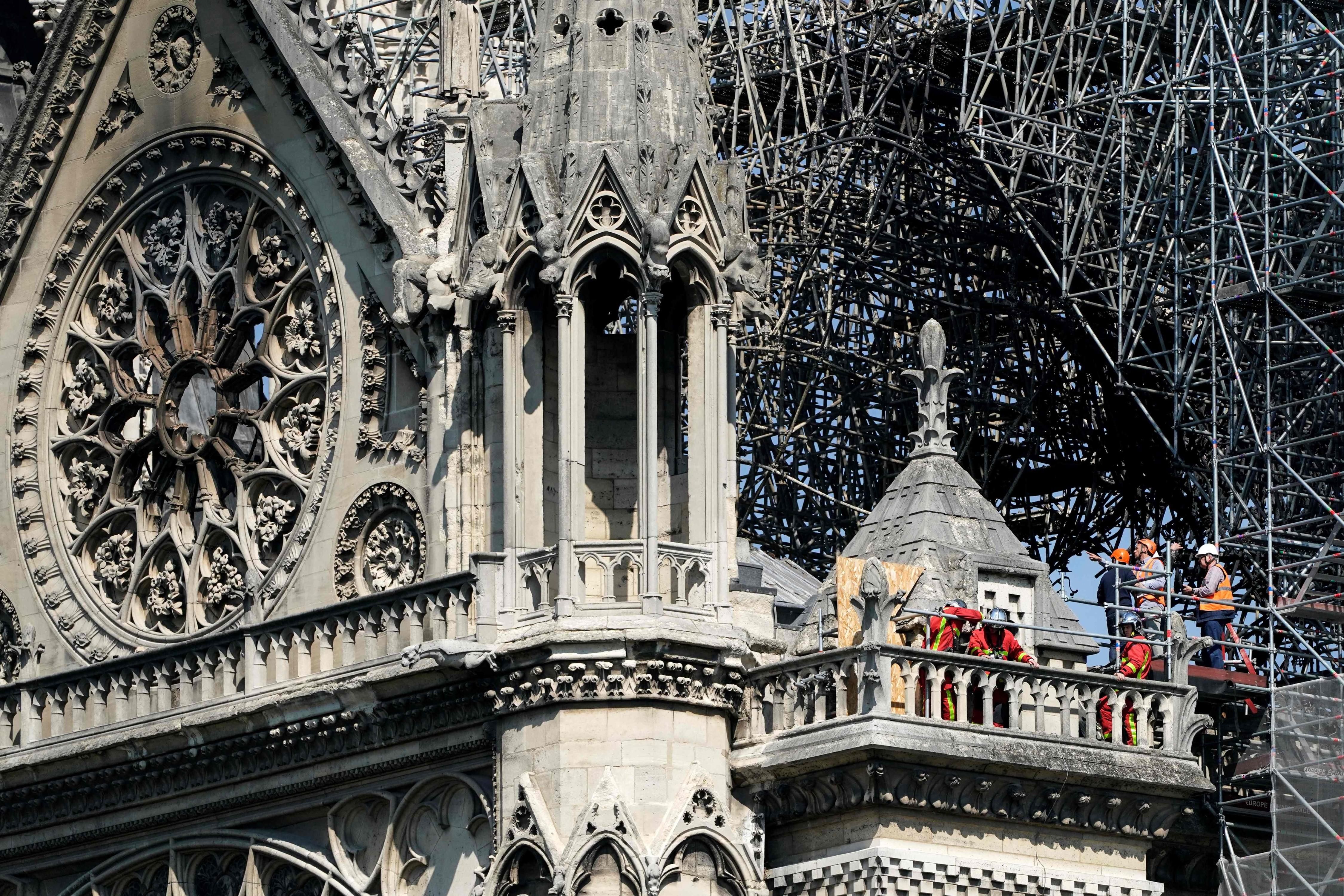 Bomberos y expertos inspeccionan el techo de Notre Dame de ParÃs tras el incendio. Foto: AFP.