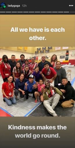 Lady Gaga repartió pizzas, café y regalos a los evacuados por los incendios en California - Imagen 1