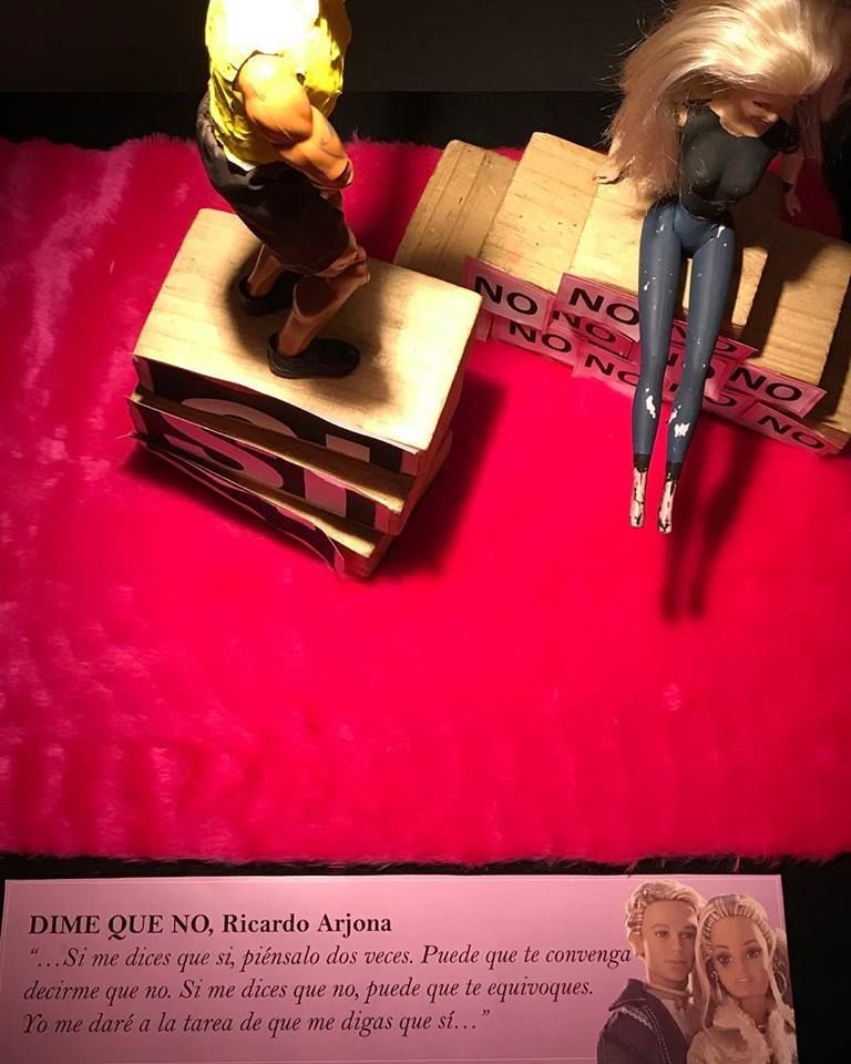 La impactante muestra sobre canciones machistas, hecha con muñecas - Imagen 1