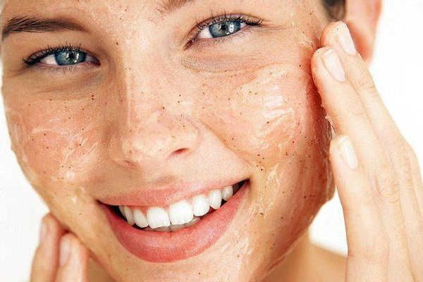 Mujer aplicándose exfoliante en la piel.