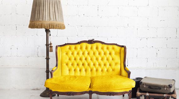 04-5-tips-de-decoracion-que-renovaran-tu-casa-sofa-amarillo-lampara-pared-780x435-fabuloso