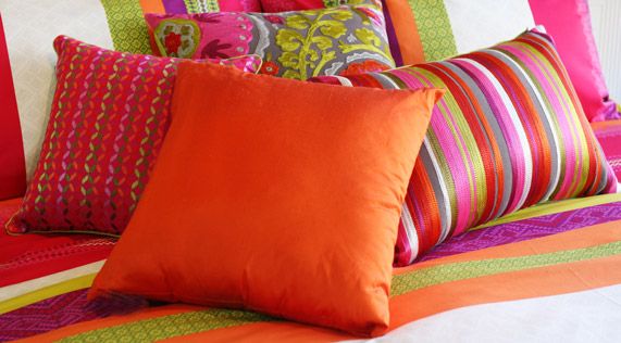 05-5-tips-de-decoracion-que-renovaran-tu-casa-cojines-colores-texturas-cama-sabanas-780x435-fabuloso