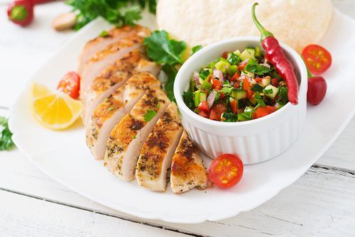 Pollo con aguacate y salsa de tomate