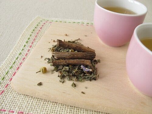 Infusión de regaliz que ayuda contra la picazón de garganta