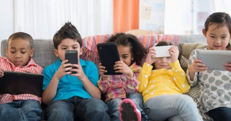 Resultado de imagen para niÃ±os con celular