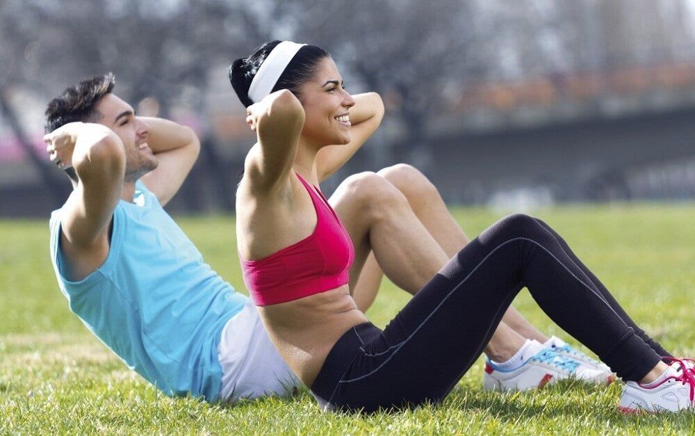 tonificar y tensar la piel Pareja haciendo ejercicio al aire libre.