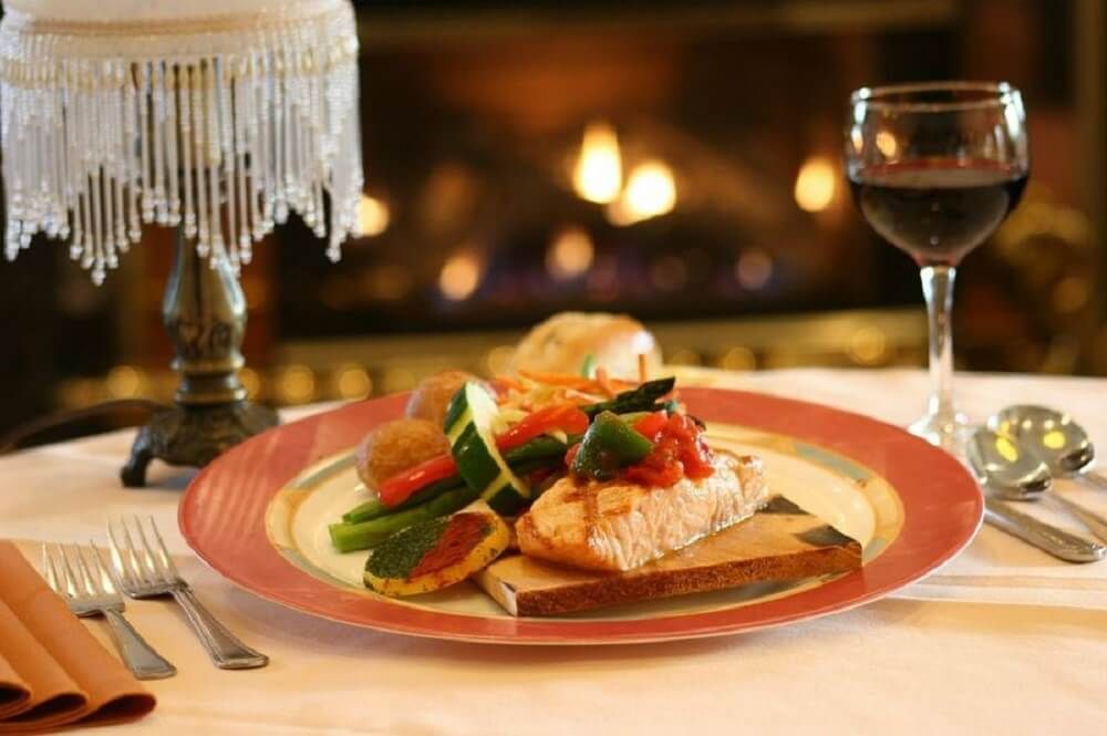 Plato con alimento y copa de vino.