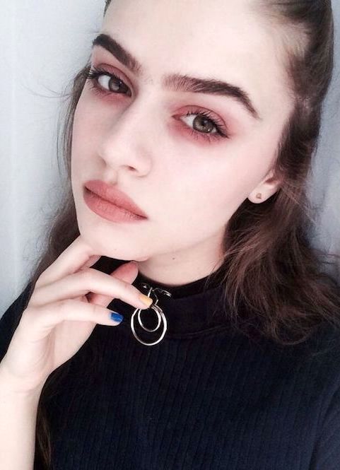 Cómo pintarse los ojos en el 2018. Luego de preparar tu base aplica sombra en ambos párpados. Un delineado suave y una doble capa de rÃmel.