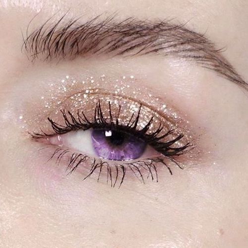 Mucho dorado, brillo y rÃmel, un look sencillo y rápido de hacer.