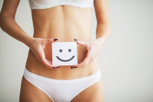 Mujer con cara sonriente en el abdomen.