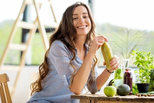 Mujer sentada a la mesa con frutas.